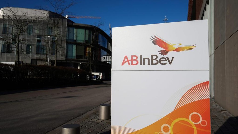 A nova empresa vai ser chamada apenas de AB InBev, o que significa o fim do nome SABMiller | BRUNO FAHY/AFP
