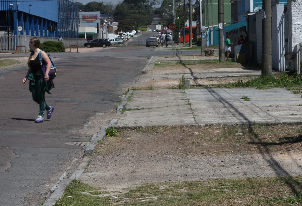 Rua no bairro Boqueirão, em Curitiba. Sob responsabilidade dos donos de imóveis, as calçadas da capital estão em mau estado em muitas regiões. | Aniele Nascimento/Gazeta do Povo