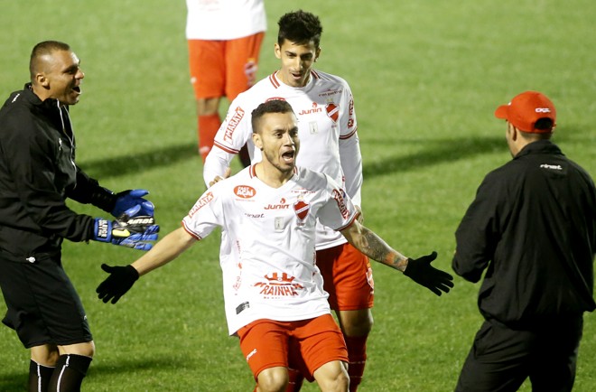 O Paraná foi surpreendido logo aos 2 minutos com um gol de Moisés, do Vila Nova. | Hugo Harada/Gazeta do Povo