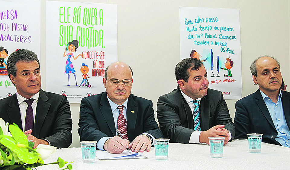 Em franca oposição por causa da campanha eleitoral, o governador Beto Richa e o prefeito Gustavo Fruet mantiveram uma distância mínima na inauguração da sede do Programa Dedica – Defesa dos Direitos da Criança e do Adolescente, da Associação dos Amigos do Hospital de Clínicas, quarta-feira, no Alto da Glória. | Samira Neves