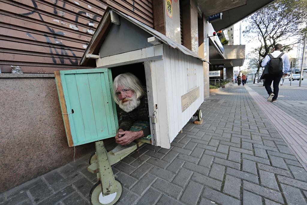 José Valsonir Gauer vive nas ruas há dez anos, mas há três meses mora na casinha | Albari Rosa/Gazeta do Povo
