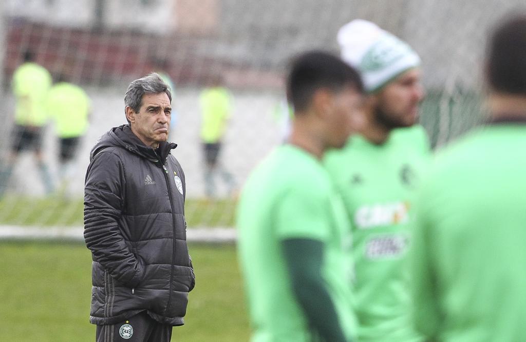 Técnico Paulo César Carpegiani observa o treino dessa segunda-feira (5) no Coritiba. | Daniel Castellano/Gazeta do Povo