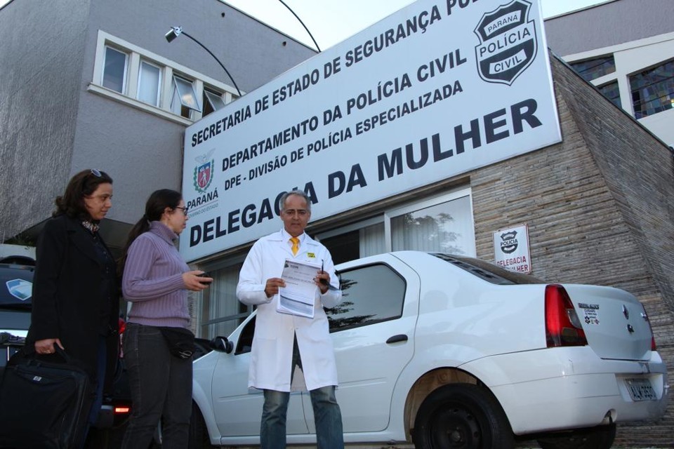 O vereador Professor Galdino (PSDB) exibe o Termo Circunstanciado após sair da Delegacia da Mulher | ATILA ALBERTI/TRIBUNA DO PARANA