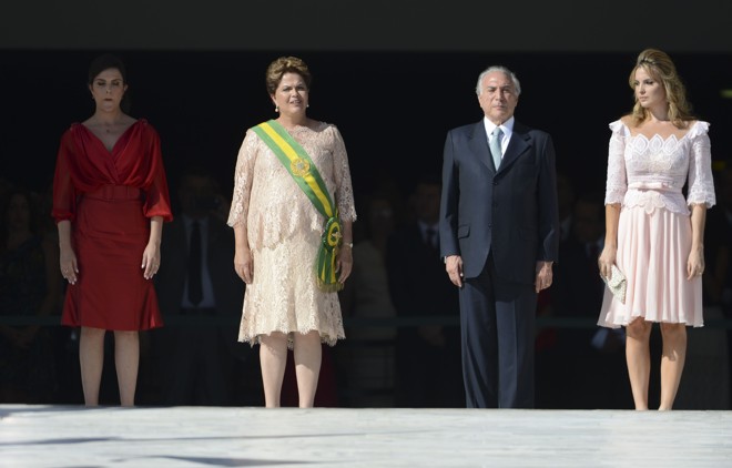 Após receber a faixa presidencial, Dilma posa ao lado do presidente Michel Temer e a mulher, Marcela Temer (direita), além da filha Paula Rousseff (esquerda) durante cerimônia de posse do seu segundo mandato. A solenidade aconteceu em 1º de janeiro de 2015, em Brasília. | Jose Cruz/Agência brasil