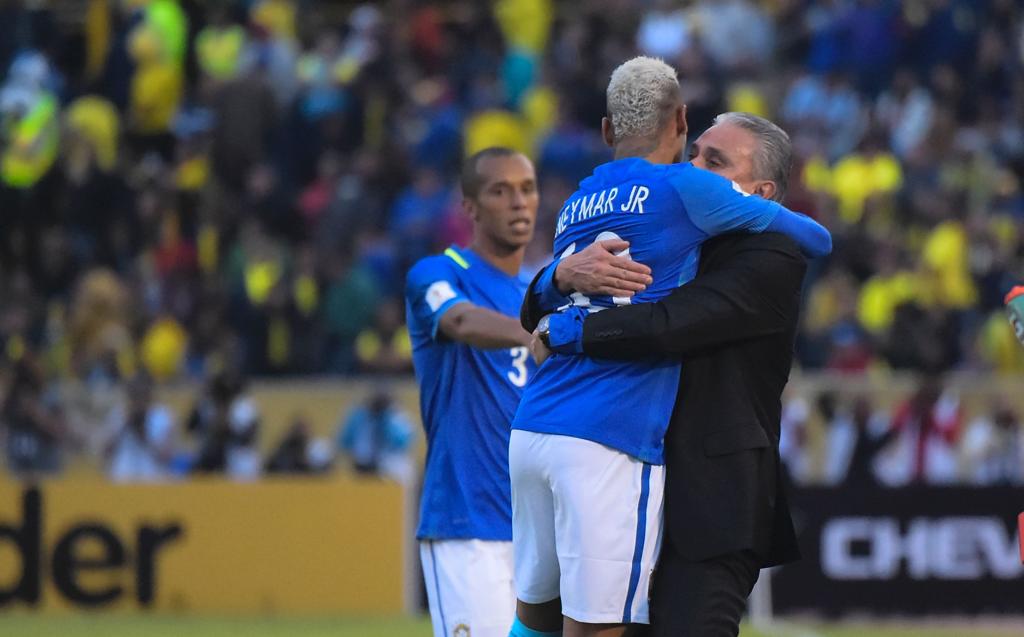Tite abraça Neymar após o gol marcado pelo camisa 10 diante do Equador. | RODRIGO BUENDIA/AFP