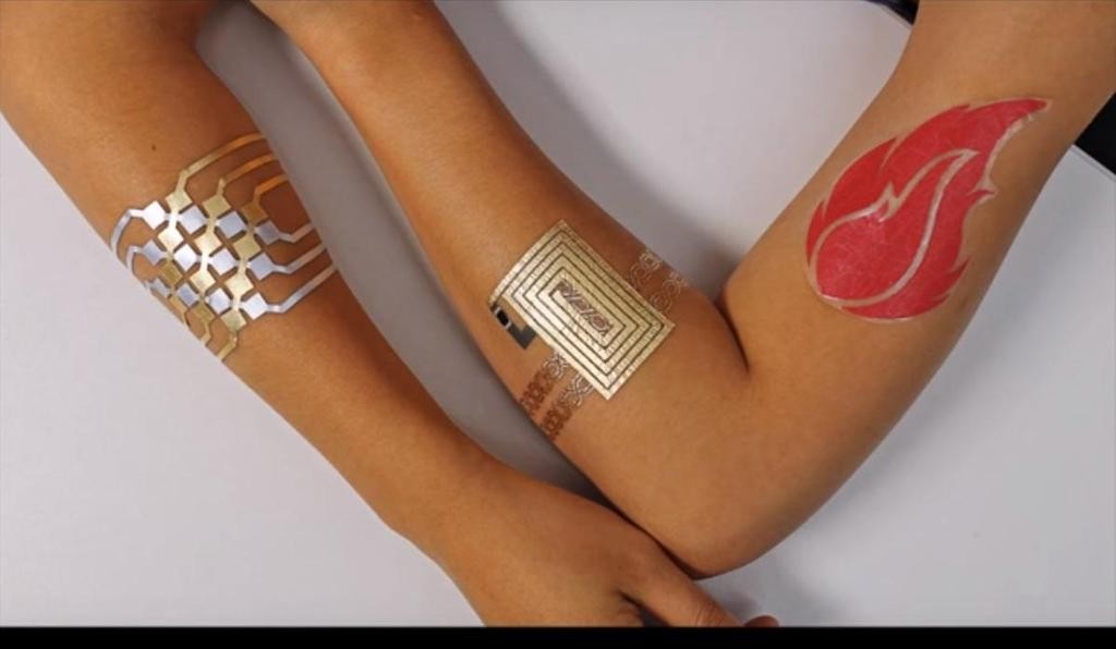 Tatuagens desenvolvidas pelo MIT tem microchips que realizam ações de conectividade