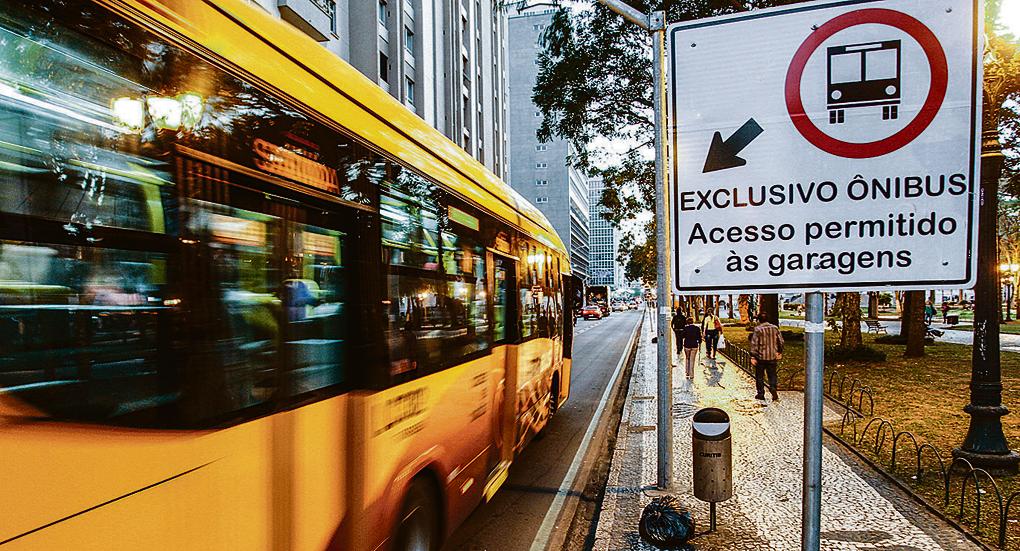 Faixa exclusiva para ônibus no Centro de Curitiba: tendência e solução. | Daniel Castellano/Gazeta do Povo
