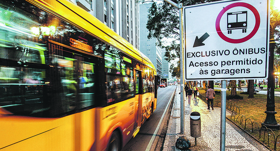 Faixa exclusiva para ônibus no Centro de Curitiba: tendência e solução. | Daniel Castellano/Gazeta do Povo