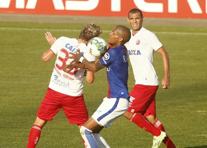 Fernando Karanga domina a bola entre Rafael Pereira e Adalberto | Marcelo Andrade/Gazeta do Povo