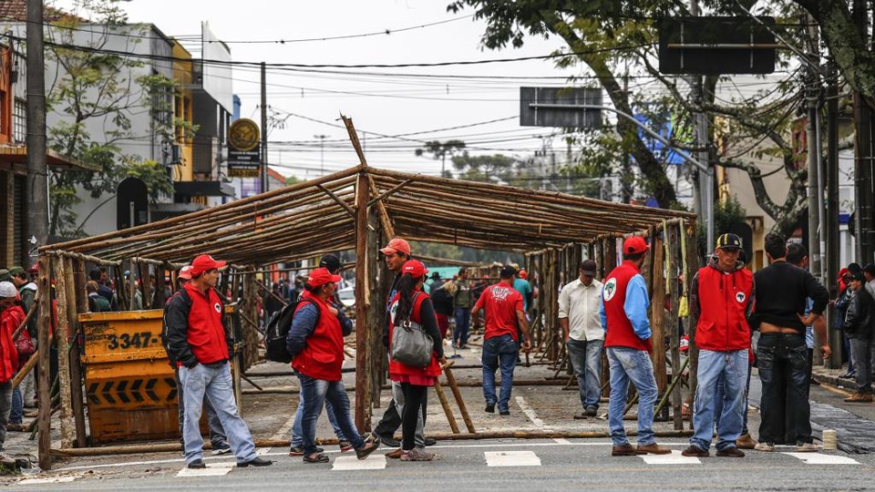 MST desmonta ocupação no centro de Curitiba Acampamento sendo montado na última segunda-feira (5) | Jonathan Campos/Gazeta do Povo