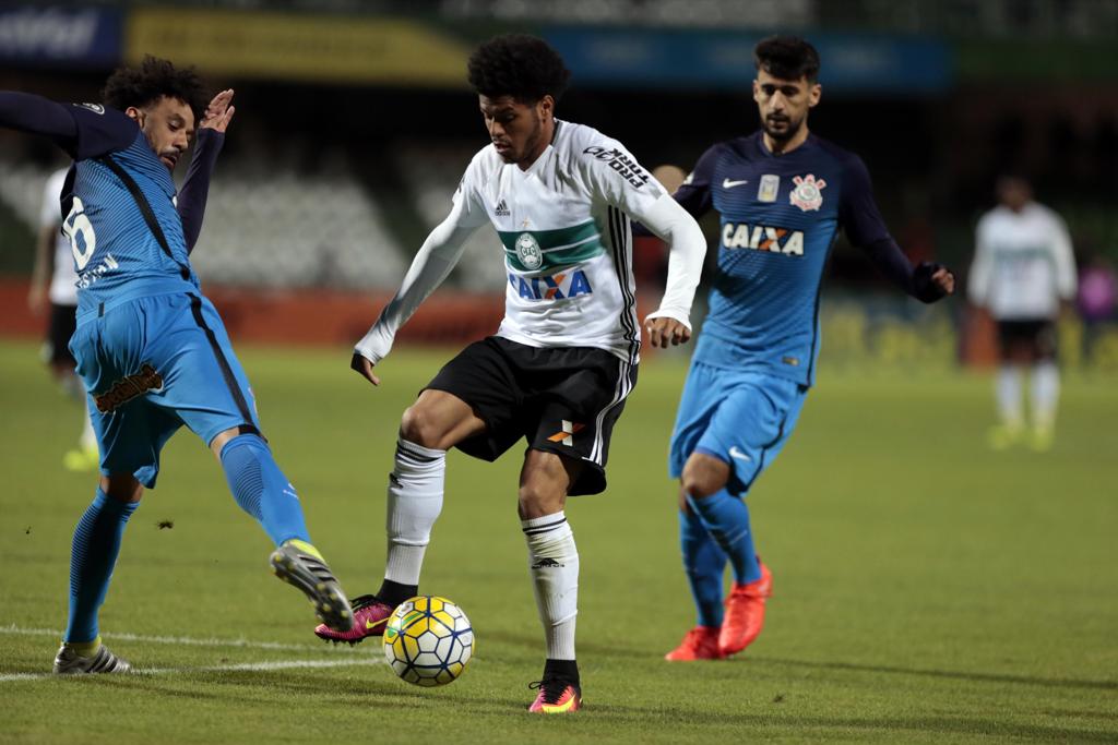 Leandro foi muito elogiado pelo técnico Carpegiani. | Albari Rosa/Gazeta do Povo