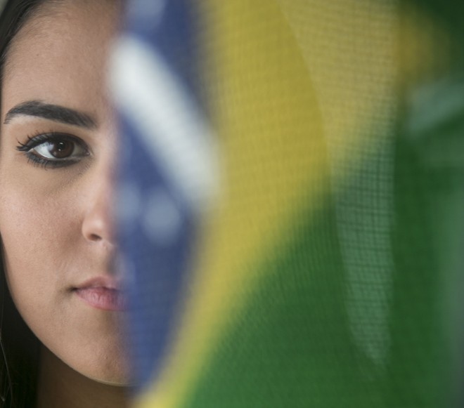 A esgrimista curitibana Amanda Netto Simeão disputou no Rio de Janeiro sua primeira Olimpíada, fechando um ciclo muito difícil para a atleta de apenas 22 anos. Mais amadurecida, ela já traça planos para os próximo quatro anos até Tóquio-2020. Em meio a tudo isso, lida com a popularidade que os Jogos trouxeram, inclusive com a alcunha de musa. Veja fotos da esgrimista durante e depois da Olimpíada carioca. | Marcelo Andrade/Gazeta do Povo