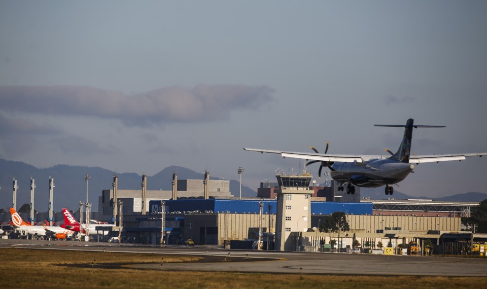 Governo planeja concessão dos aeroportos de Curitiba e Foz em 2017 O aeroporto Afonso Pena, em Curitiba | Daniel Castellano/Gazeta do Povo/Arquivo