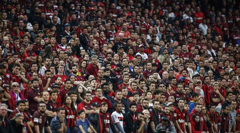 Mesmo com vitória, torcida do Atlético protesta contra Petraglia | Jonathan Campos/Gazeta do Povo
