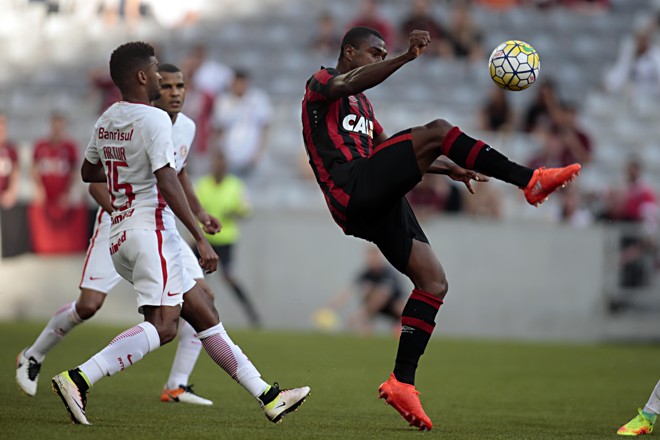Hernani na marcação do Inter. | Albari Rosa/Gazeta do Povo