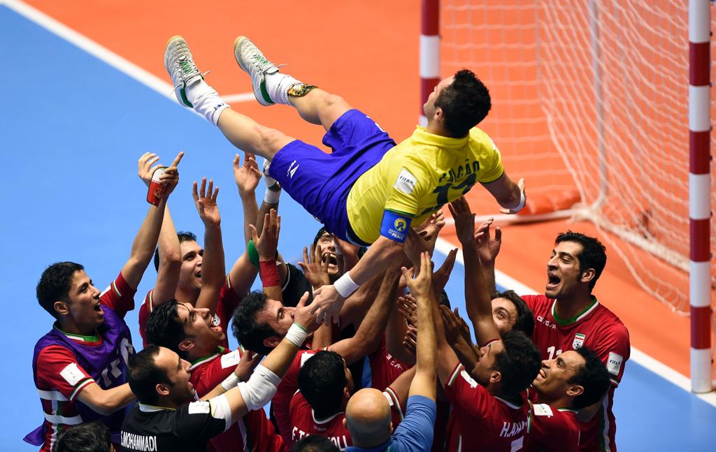O craque brasileiro Falcão é jogado para o alto pelos adversários, os iranianos, após a eliminação da seleção no Mundial da Colômbia. | Guillermo Legaria/AFP