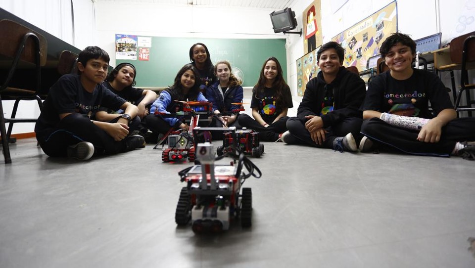 Alunos de robótica da Escola Municipal Durivl Britto, em Curitiba | Henry Milléo/Gazeta do Povo