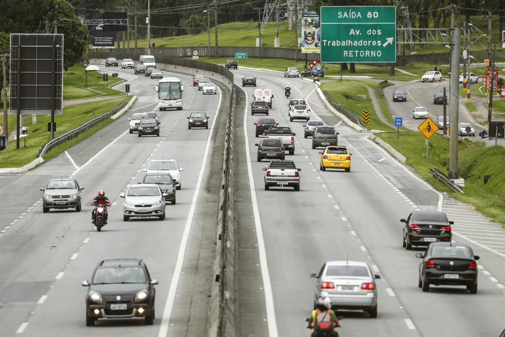 A Polícia Rodoviária Federal estima um aumento de 30% no movimento das estradas para este feriado prolongado | Marcelo Andrade/Gazeta do Povo