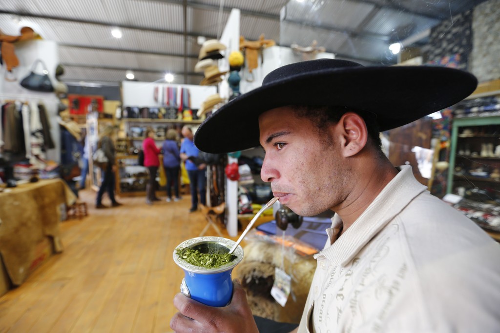 Na Expointer, na cidade de Esteio, no Rio Grande do Sul, um bom chimarrão não pode faltar entre os expositores e participantes