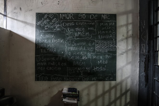 A fé dos jovens que aguardam seu destino na Justiça. | Jonathan Campos/Gazeta do Povo