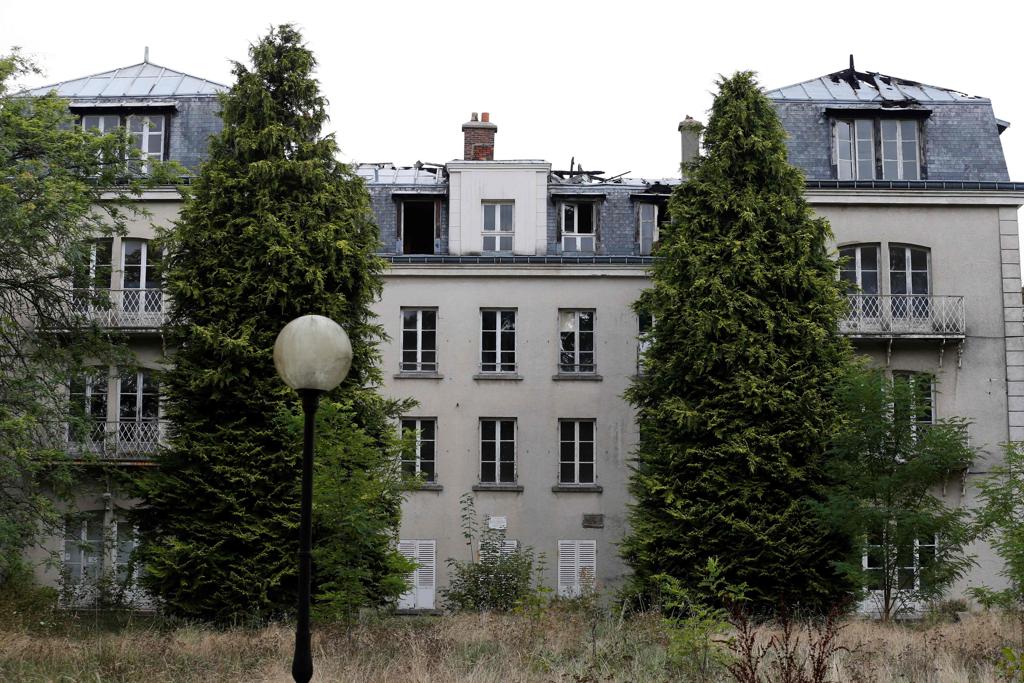 O imóvel escolhido fica na antiga área industrial de Paris e terá capacidade para abrigar até 600 pessoas até o fim de 2016. | Matthieu Alexandre/AFP