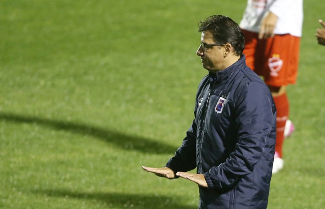 O técnico Marcelo Martelotte pede calma aos jogadores do Tricolor. | Hugo Harada/Gazeta do Povo
