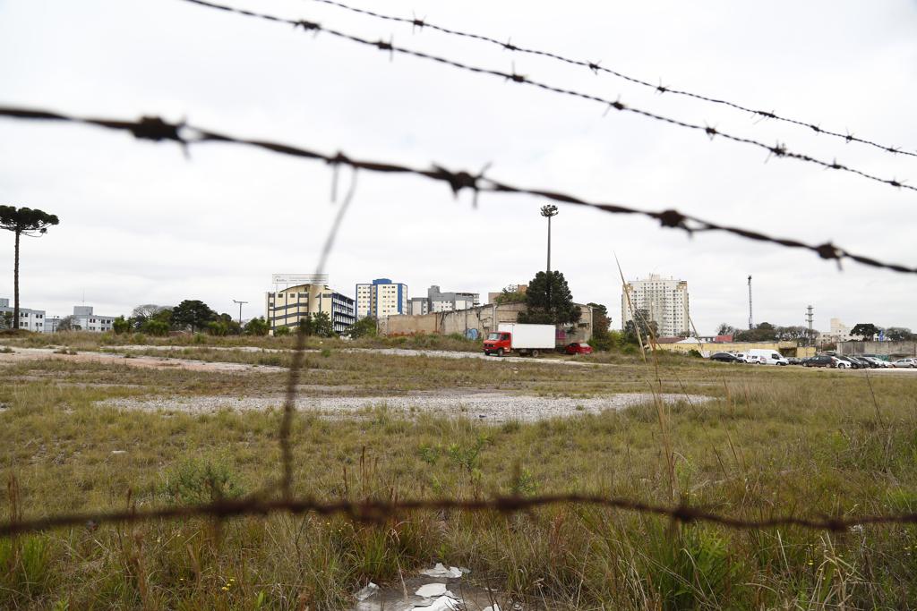 Terreno praticamente ao lado do Terminal Capão Raso, em Curitiba, está vazio há mais de cinco anos.Área seria perfeita para um projeto de moradia social, em uma região com toda a infraestrutura necessária para isso. | Henry Milleo/Gazeta