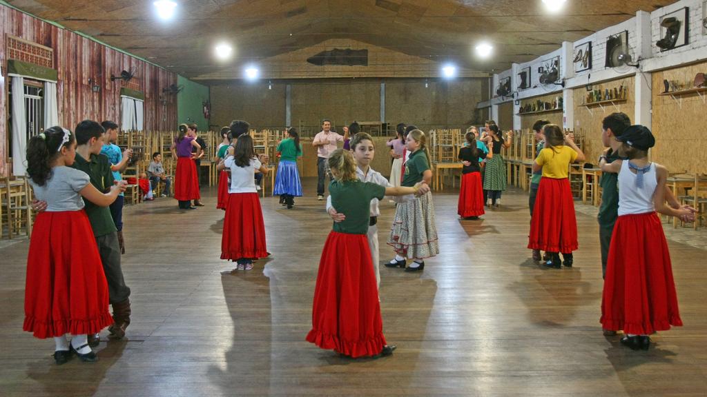 Dança em um Centro de Tradições Gaúchas (CTG) de Curitiba, em 2012: cultura tradicionalista do Rio Grande do Sul é uma construção do fim dos anos 1940. | Hugo Harada/Arquivo Gazeta do Povo
