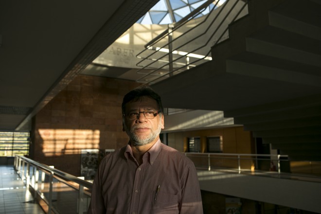 O professor Cezar Japiaçu já se aposentou, mas optou por seguir trabalhando. A decisão tem a ver com a qualidade de vida e a menter-se ocupado | Marcelo Andrade/Gazeta do Povo