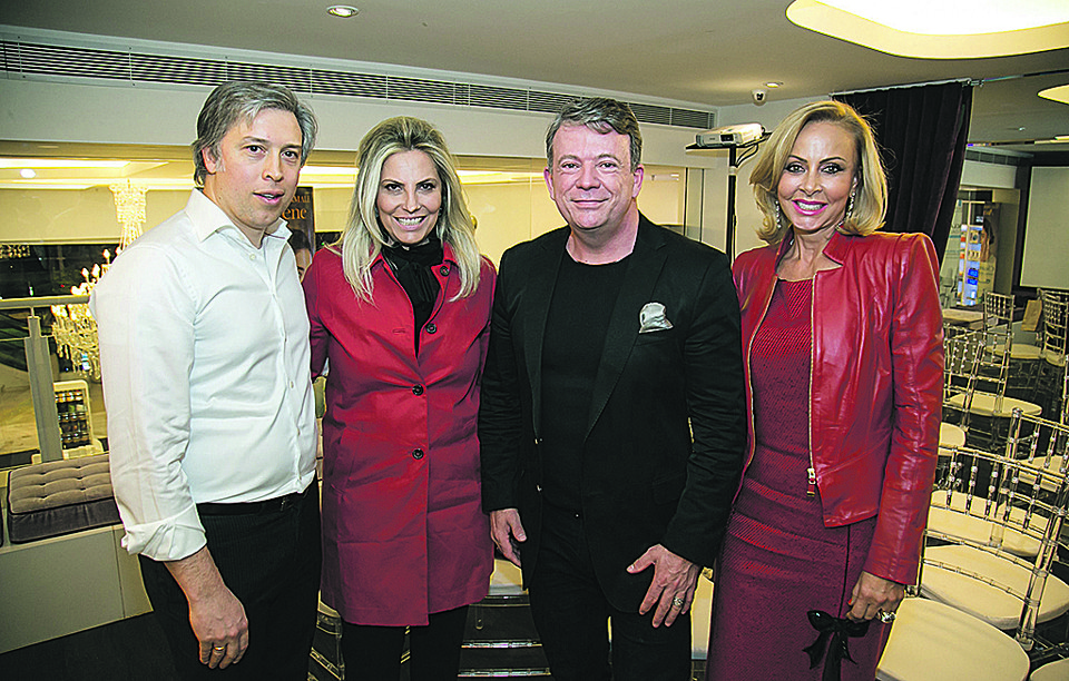 O médico Eliseu Portugal (de preto) comandou concorrido bate-papo sobre longevidade saudável e estética na Drogaria Iguatemi do Pátio Batel a convite do diretor da rede, Leonardo Diniz (à esq.). A vice-governadora Cida Borghetti e a empresária Arlete Pêra (à dir.) passaram por lá. | Kelly Knevels