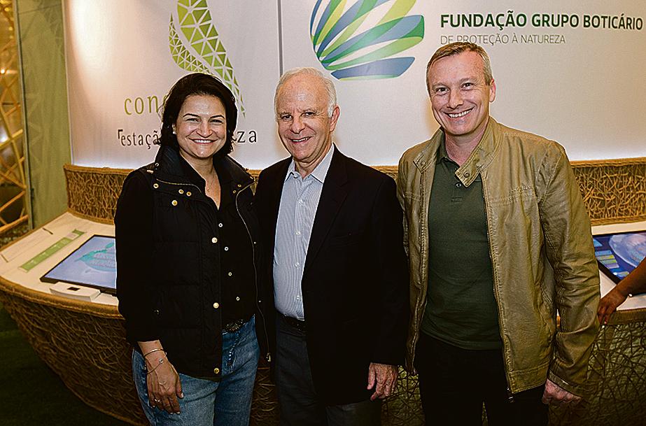Fundador do Grupo Boticário e idealizador da Fundação Grupo Boticário de Proteção à Natureza, Miguel Krigsner (ao centro) compareceu à exposição itinerária Conexão Estação Natureza, no Shopping Mueller, onde foi recebido pela superintendente do shopping, Daniela Baruch, e pelo diretor, Nelsi Frizzo. | Divulgação
