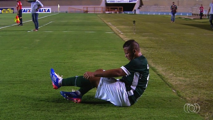Walter sentiu lesão no joelho no jogo contra o Ceará. Sem sorte após sair do Furacão. | Reprodução/TV Anhanguera