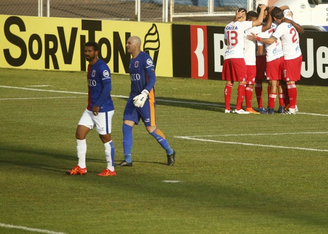 Jogadores do Náutico comemoram o segundo gol na partida na Vila Capanema | Marcelo Andrade /Gazeta do Povo