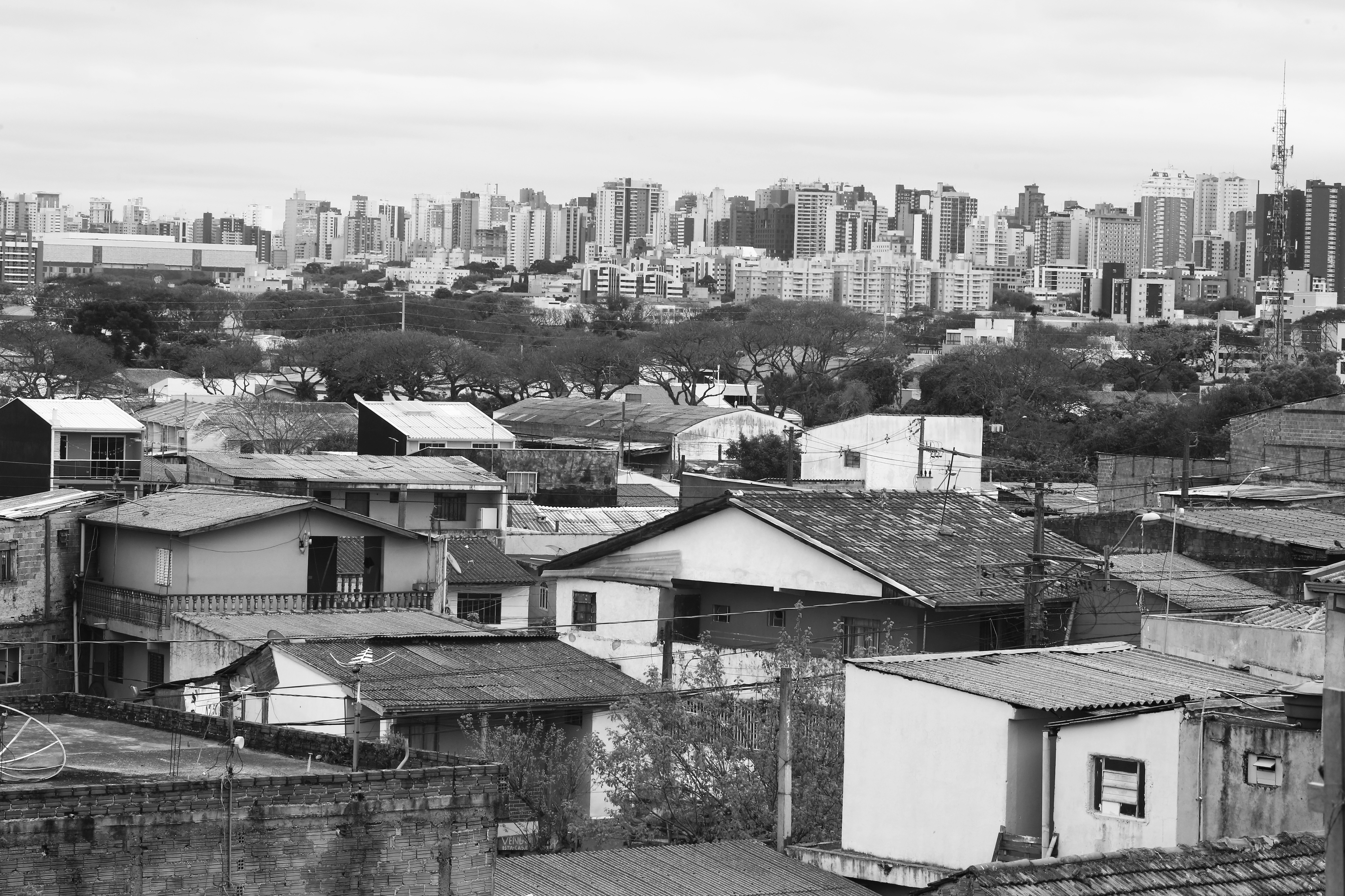 Vista da Vila das Torres com prédios do Batel ao fundo: segundo o último censo do IBGE, renda média mensal do Prado Velho, onde fica a comunidade pobre é de R$ 691,45. No Batel, o rendimento chega a R$ 4.136,68. | Henry Milleo/Gazeta do Povo