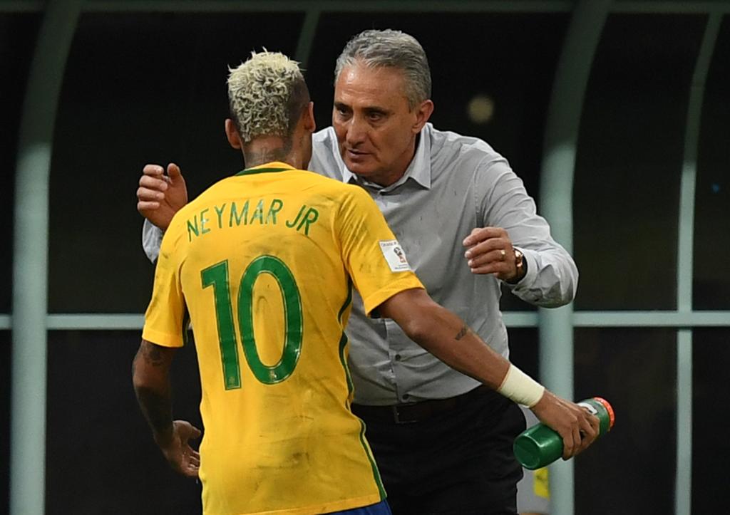 Tite abraça Neymar durante jogo com a Colômbia | VANDERLEI ALMEIDA/AFP