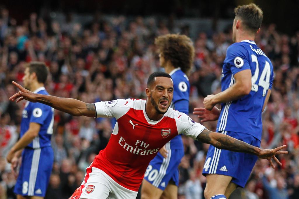 Walcott celebra o gol marcado contra o Chelsea, pela Premier League. | Ian Kington/AFP
