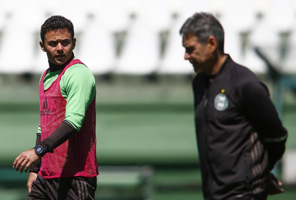 Juan, uma das novidades contra o Palmeiras, ao lado de Carpegiani. | Jonathan Campos/Gazeta do Povo