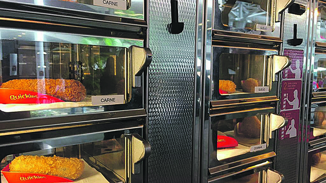 Mecanismo frita os croquetes na hora e os serve em poucos segundos mediante o pagamento com moedas | /Divulgação