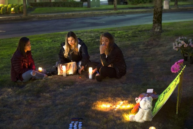 Jovens fazem vigília em homenagem aos mortos em ataque a shopping | Karen Ducey/AFP