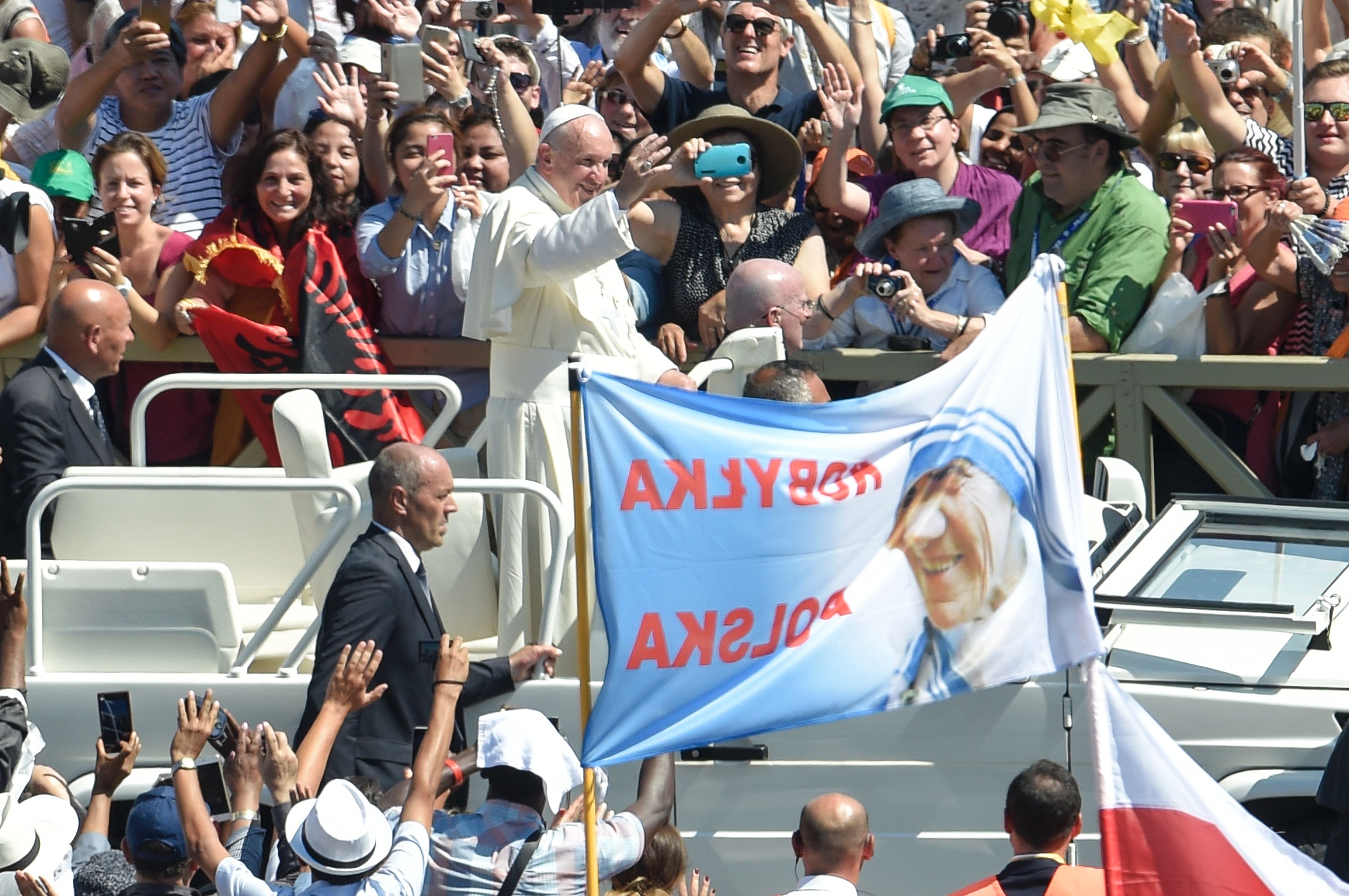 Papa Francisco, sempre simpático, tira fotos com os fieis que foram acompanhar a canonização de Madre Teresa. | ANDREAS SOLARO/AFP