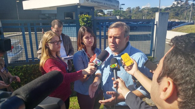 Candidato fala com a imprensa em frente à sede da PF em Curitiba | Divulgação/campanha Ney Leprevost