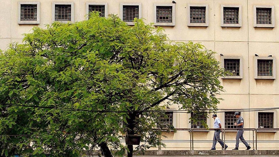 Foto do Carandiru em setembro de 2002, horas antes do fechamento definitivo do presídio | Mauricio Lima/AFP