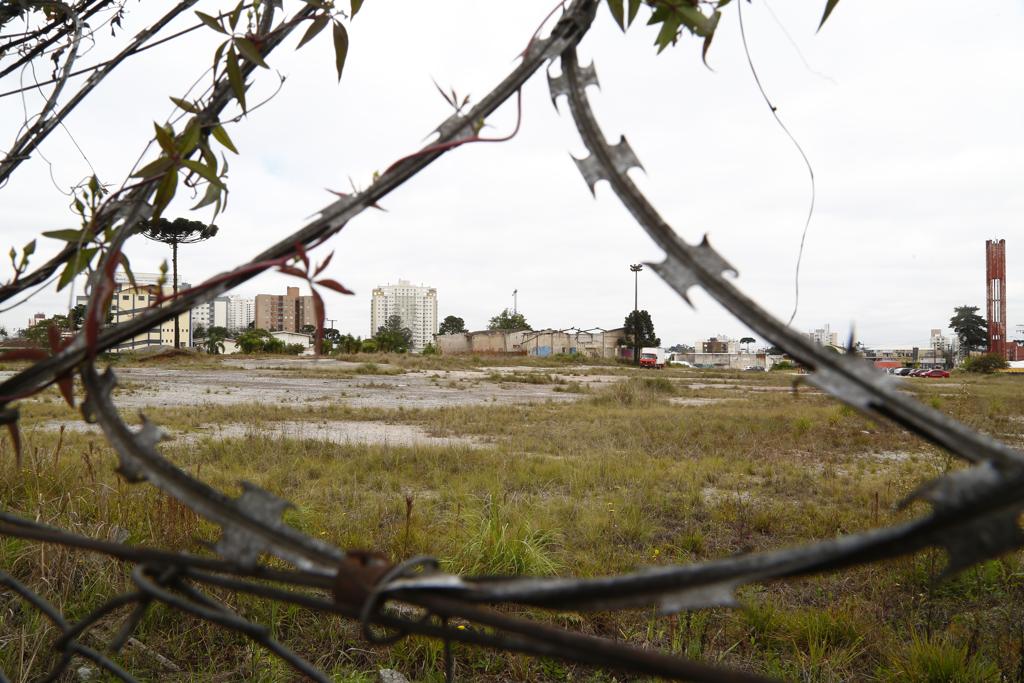 Terreno praticamente ao lado do Terminal Capão Raso, em Curitiba, está vazio há mais de cinco anos.Área seria perfeita para um projeto de moradia social, em uma região com toda a infraestrutura necessária para isso. | Henry Milleo/Gazeta do Povo