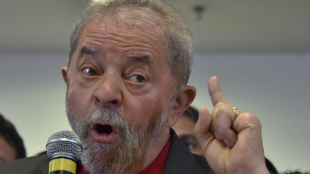 Lula durante entrevista coletiva que concedeu logo após a denúncia ser feita pelo Ministério Público Federal (MPF) | Nelson Almeida/AFP