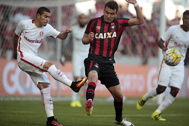 Pablo na disputa de bola contra o Internacional. | Albari Rosa/Gazeta do Povo
