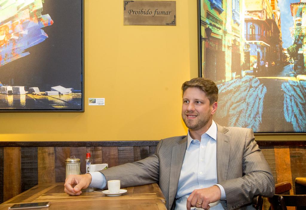 Candidato recebeu a reportagem no Hacienda Café, um de seus pontos preferidos de Curitiba | Hugo Harada/Gazeta do Povo