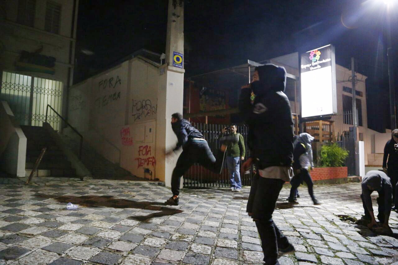Manifestantes arremessaram pedras contra a sede do PMDB | Henry Milléo/Gazeta do Povo