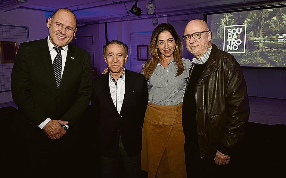 O secretário da Cultura do Paraná, João Luiz Fiani (à esq.), o empresário João Carlos Ribeiro, a diretora-presidente do MON, Juliana Vosnika, e o curador Agnaldo Farias no evento de apresentação das obras selecionadas para compor o acervo do Museu Oscar Niemeyer, na noite de terça-feira, aos integrantes do programa “Sou Patrono”, criado pelo museu paranaense. | Kraw Penas