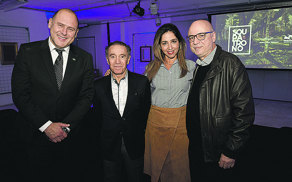 O secretário da Cultura do Paraná, João Luiz Fiani (à esq.), o empresário João Carlos Ribeiro, a diretora-presidente do MON, Juliana Vosnika, e o curador Agnaldo Farias no evento de apresentação das obras selecionadas para compor o acervo do Museu Oscar Niemeyer, na noite de terça-feira, aos integrantes do programa “Sou Patrono”, criado pelo museu paranaense. | Kraw Penas