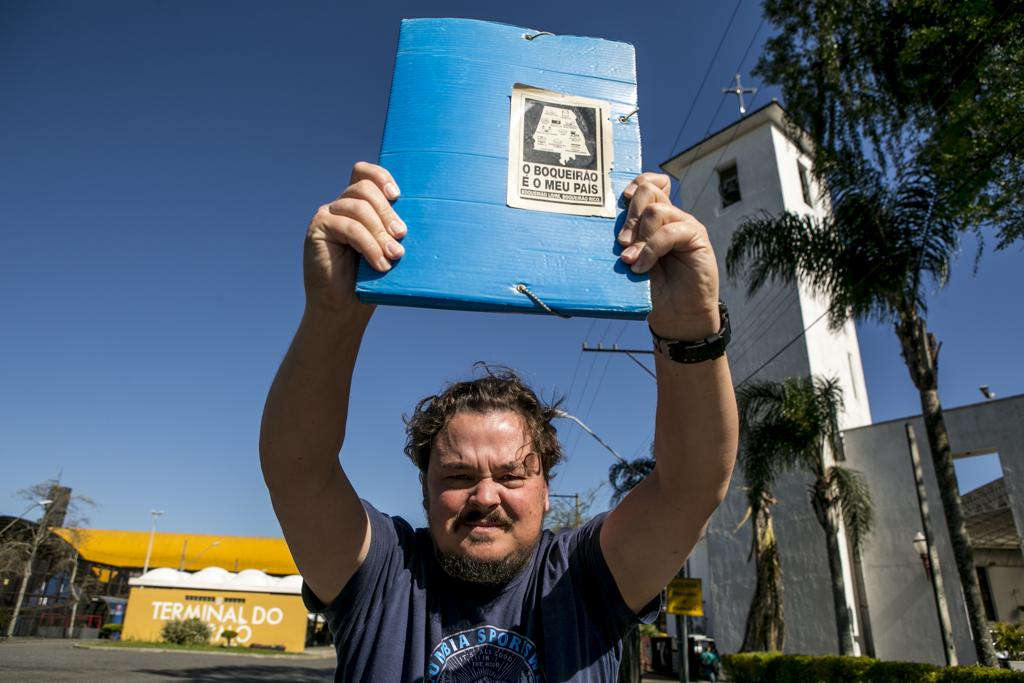 O engenheiro Regis Andrey Falkowski com o adesivo do movimento “O Boqueirão é meu país”na pasta dos tempos de escola . | Marcelo Andrade/Gazeta do Povo
